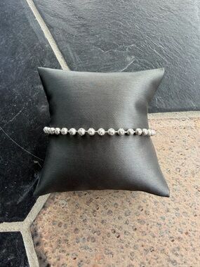 14kt White Gold round balls with faceted details 7” long
